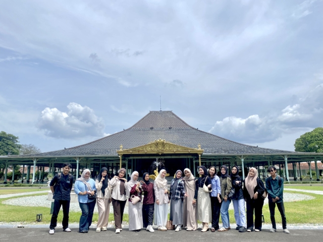 Mahasiswa PPKn UAD Gelar Kuliah Lapangan Komunikasi Antarbudaya di Surakarta