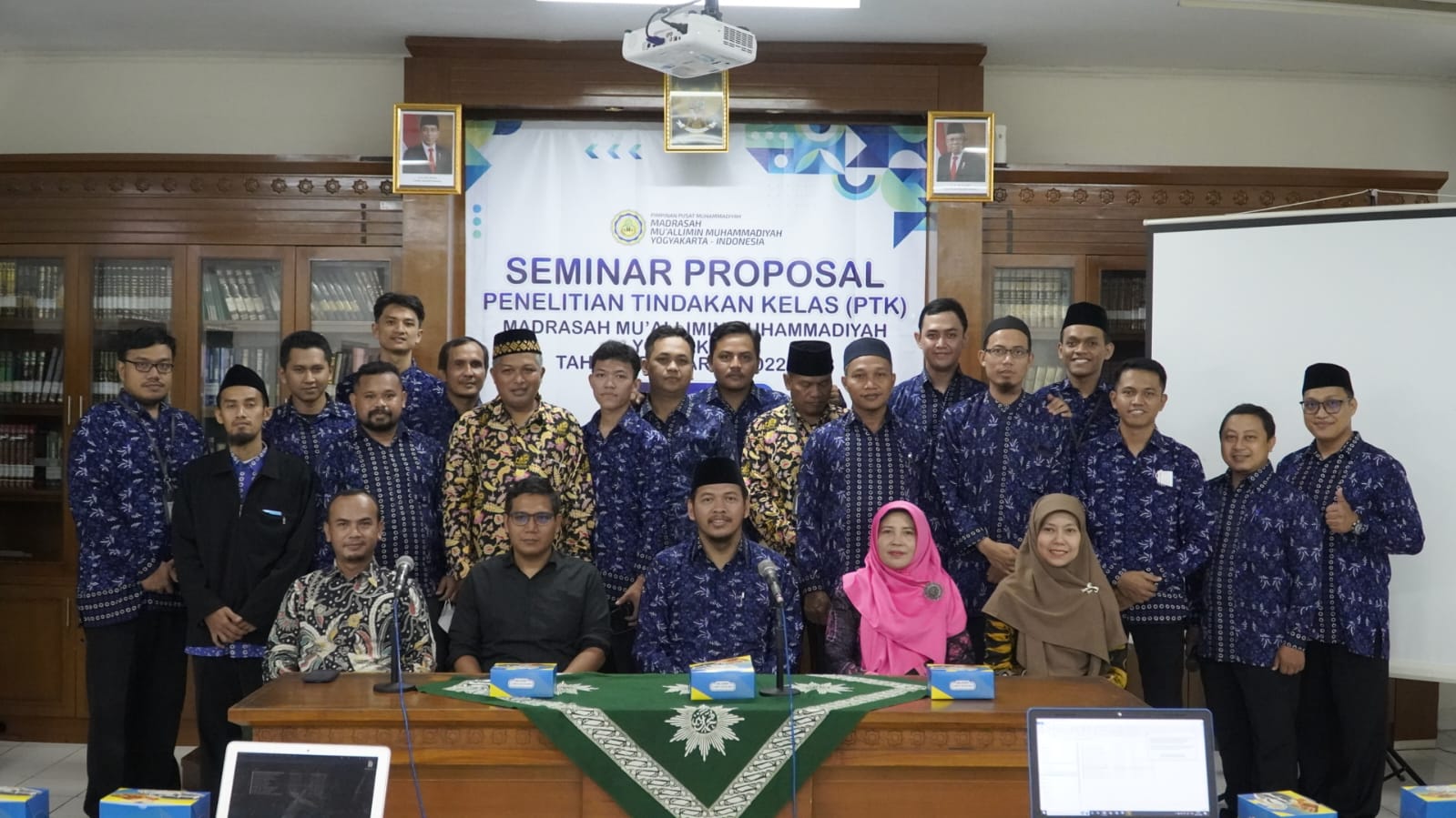 Kaprodi PPKn berfoto bersama Direktur dan peserta seminar PTK Madrasah Mu'allimin Muhammadiyah Yogyakarta