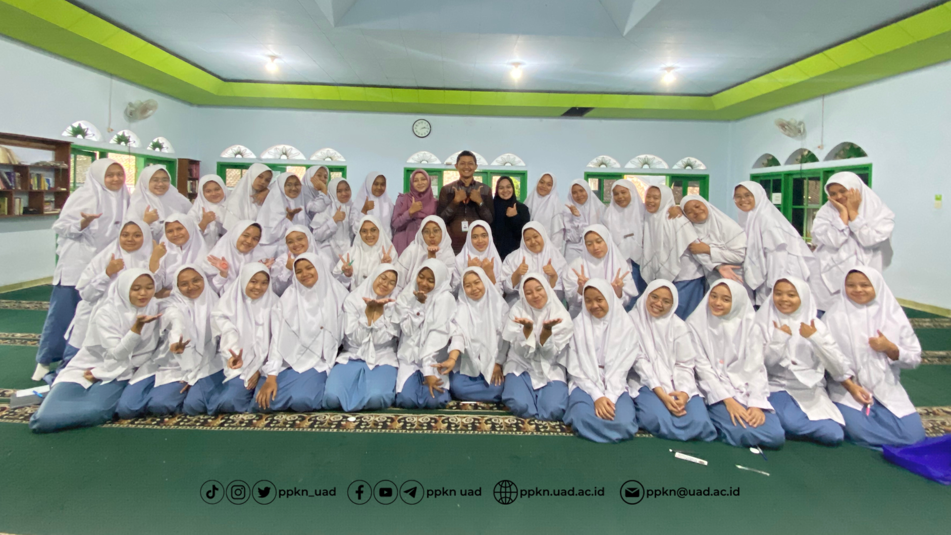 Tim Promosi PPKn UAD berfoto dengan santri MA Almu'min Muhammadiyah Tembarak Temanggung