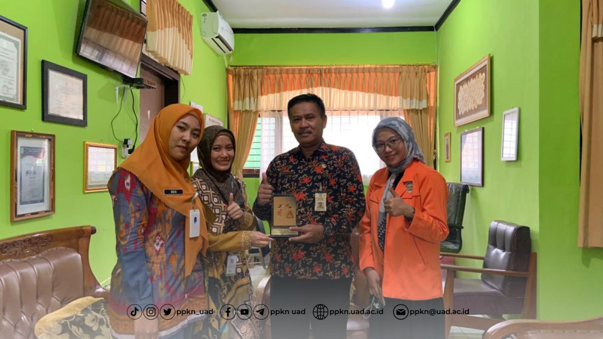Syifa Siti Aulia, Sekprodi PPKn UAD dan mahasiswa berfoto bersama Kepala Sekolah dan Guru PPKn SMAN 1 Suboh Situbondo