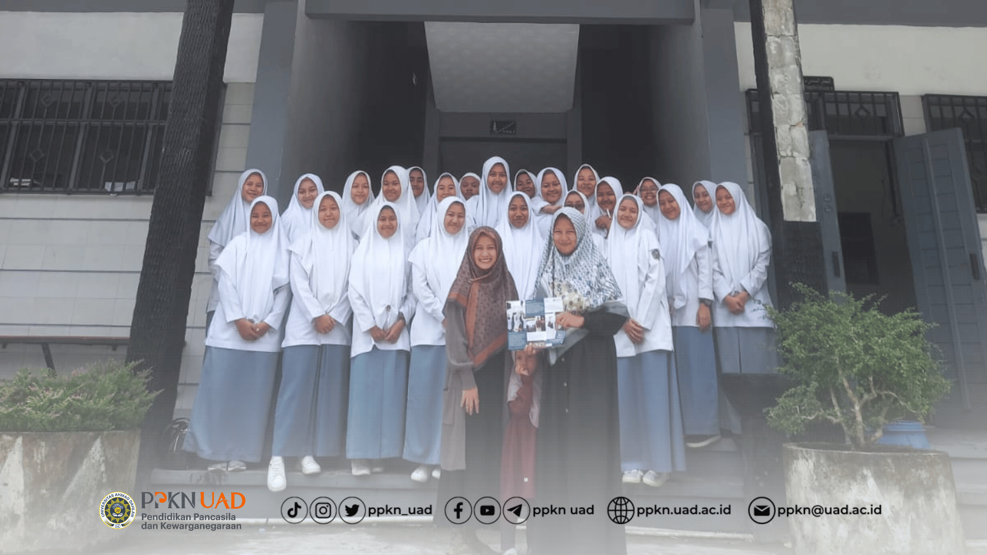 Syifa Siti Aulia, Sekprodi PPKn UAD berfoto bersama pengasuh dan santri Ponpes Muhammadiyah Al-Furqon Tasikmalaya