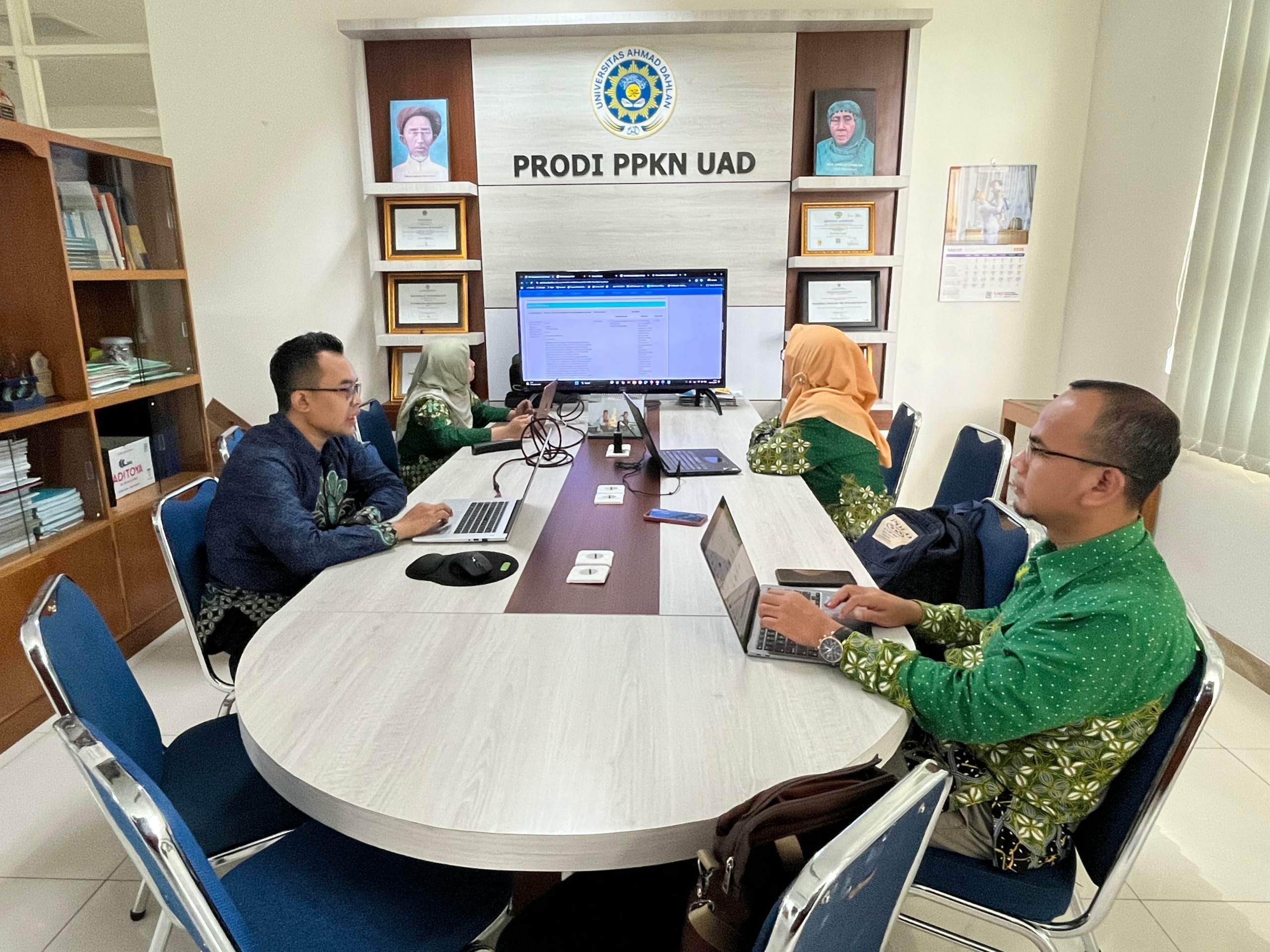 Kegiatan Workshop Penyusunan RPS Prodi PPKn UAD rumpun ilmu hukum dan inovasi pembelajaran pada 3 Maret 2026 di Meeting Room PPKn UAD.