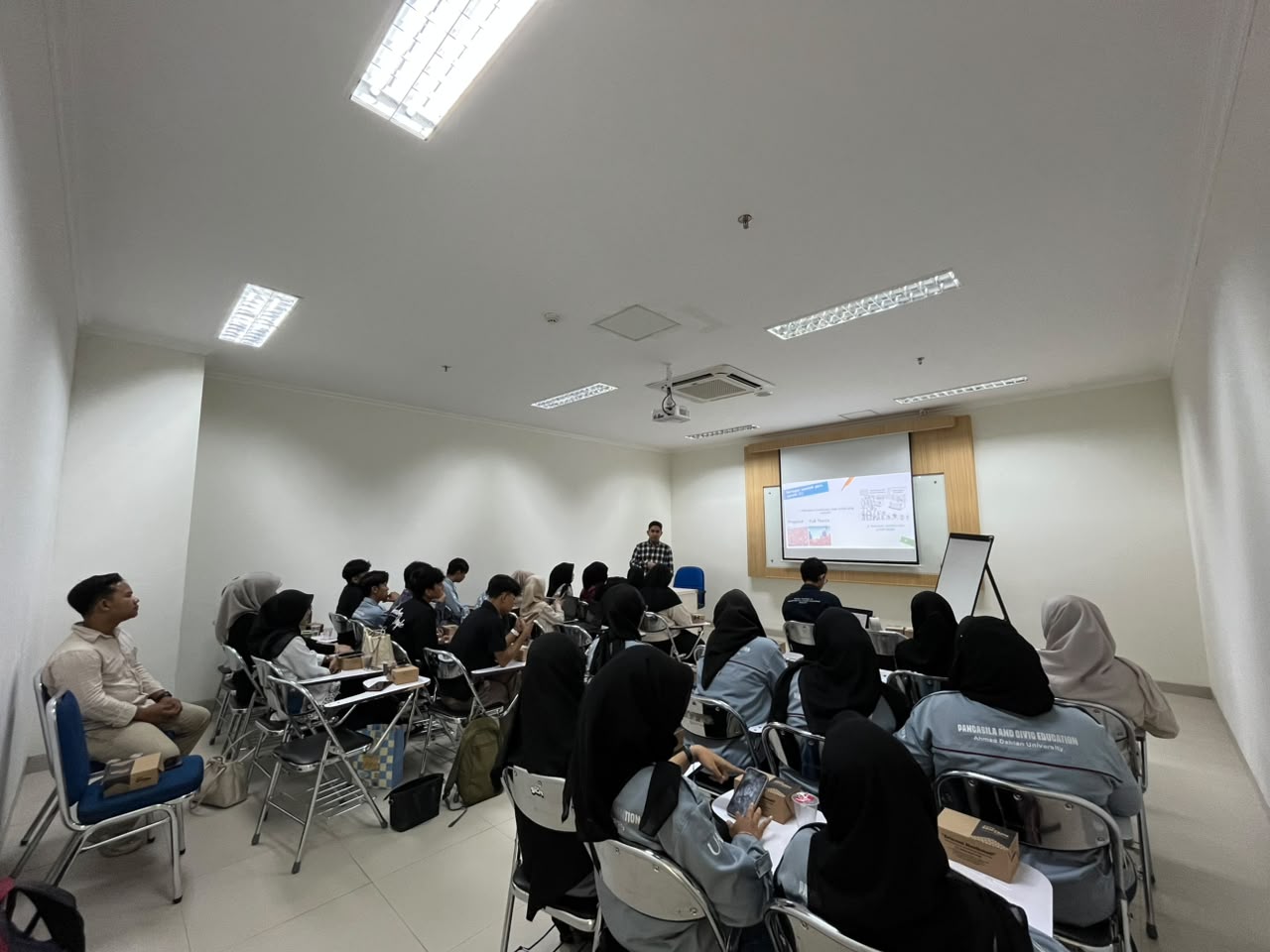 mahasiswa mengikuti pelatihan dengan antusias