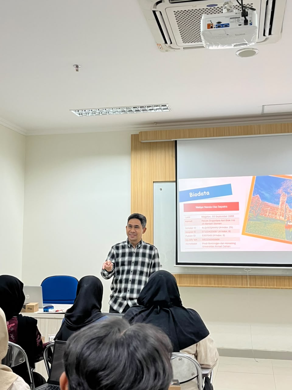 Pak wahyu menyampaikan materi