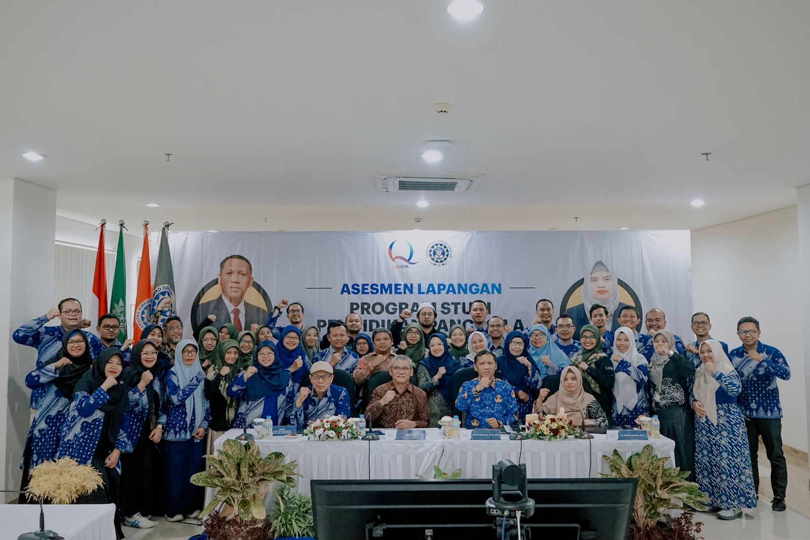 foto tim akreditasi, dekan dan rektor bersama asesor