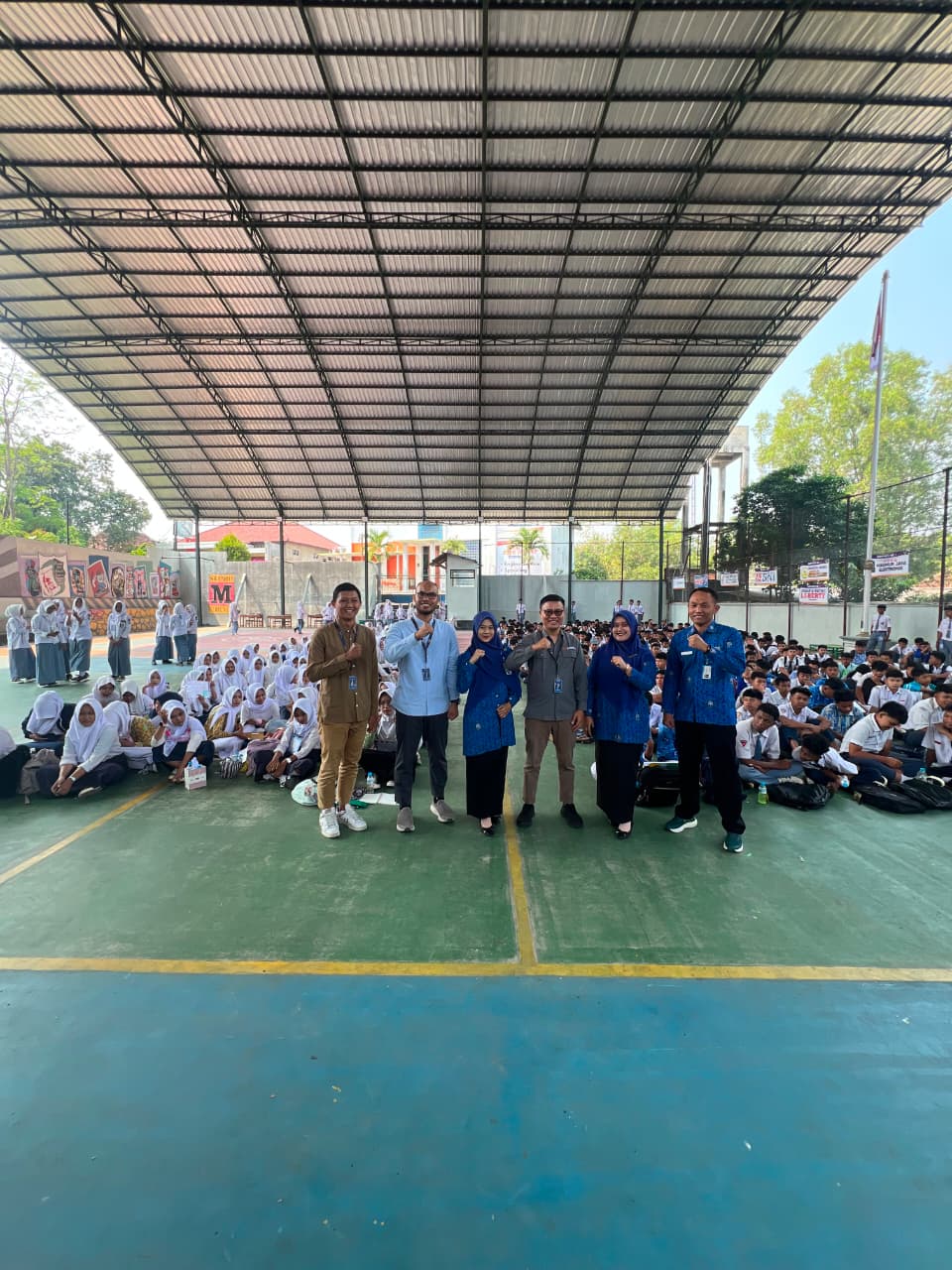 Mahmuda Maarif, M.Pd bersama murid SMK Muhammadiyah Andong 2 Boyolali