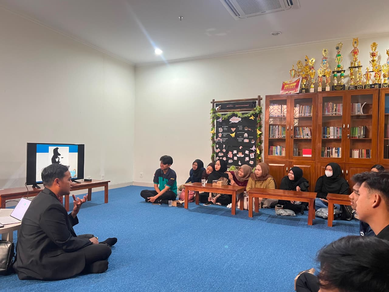 muhammad hidayat sedang memaparkan materi