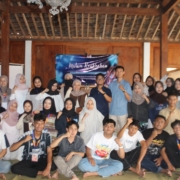 foto bersama kaprodi PPKn dengan mahasiswa baru