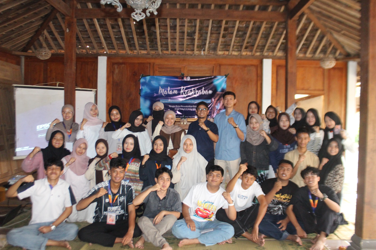 foto bersama kaprodi PPKn dengan mahasiswa baru