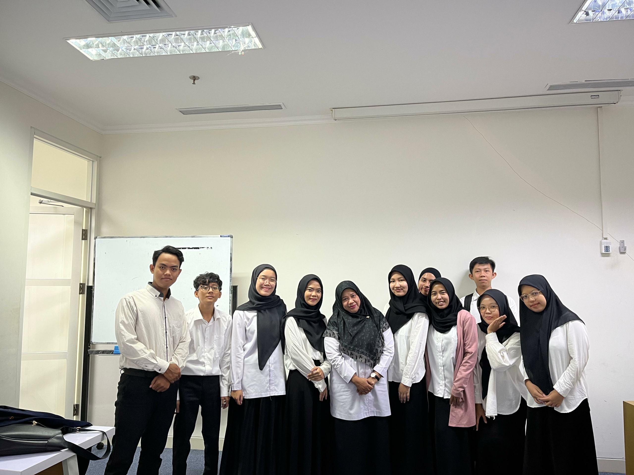 Mahasiswa PPKN UAD bersama guru pamong